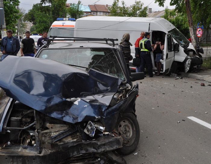 Accident grav în intersecţia străzilor Armeană şi Nicolae Grigorescu