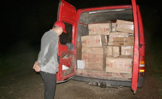 74 950 de pachete de tigări şi două maşini confiscate pentru contrabandă