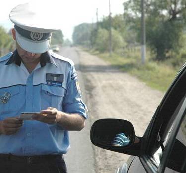 Șofer reținut pentru abateri grave de la legislaţia privind circulaţia pe drumurile publice