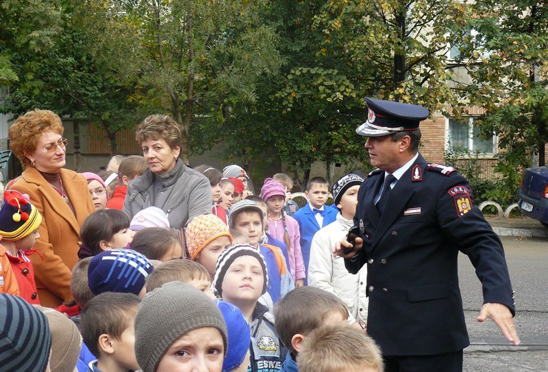 Elevi și profesori alături de pompierii din Dorohoi - VIDEO-FOTO