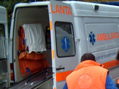 O ambulanţă care transporta o victima a unui accident aflată în stare gravă, s-a stricat în drum spre spital