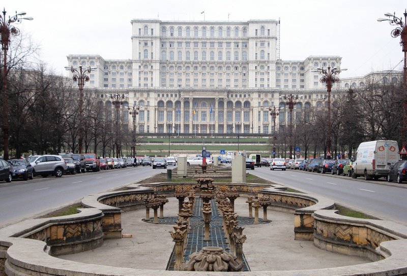 Colecţionari botoşăneni, prezenți la Salonul Naţional “Mihai Eminescu” de la Palatul Parlamentului