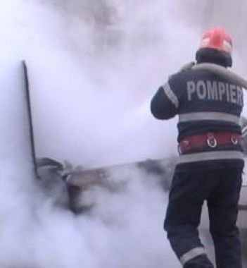 Maşină distrusă parţial într-un incendiu