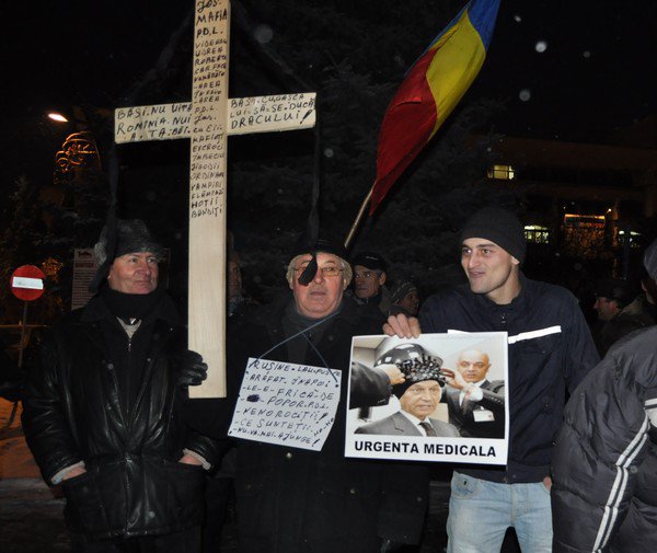 Botoșani: Manifestanţii strigă „Jos găozarul!”. Vezi ce le-a mai trecut prin cap
