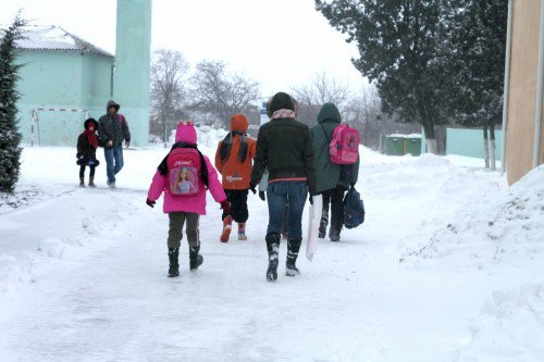 Zeci de şcoli închise luni din cauza ninsorii