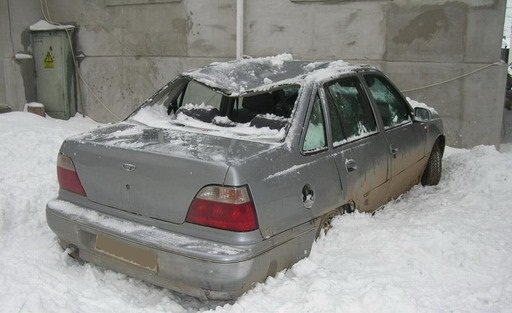 Autoturism avariat de zăpada căzută de pe un bloc