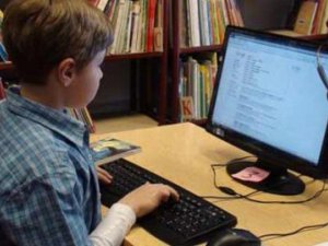 Zeci de elevi din Botoşani lăsaţi fără calculatoarele primite gratuit de la stat