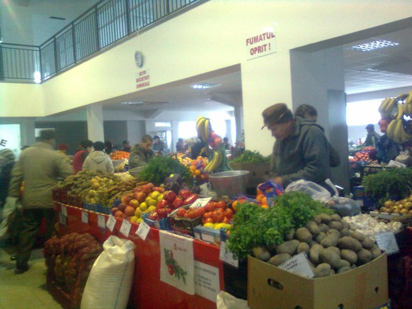 Peste 11.000 kg de fructe şi legume confiscate din Piaţa Centrală a municipiului Botoşani