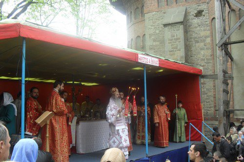 Sute de credincioşi la slujba oficiată la Biserica Sfântul Gheorghe din Botoșani
