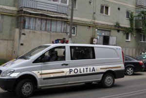 Tânăra care s-a aruncat ieri de la etajul IV al unui bloc de pe strada Împărat Traian a fost transferată la Iași