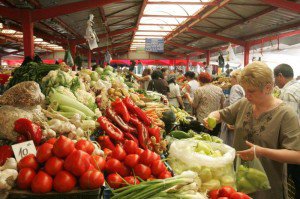 Comisarii de la Protecţia Consumatorului au luat la verificat fructele şi legumele din pieţe