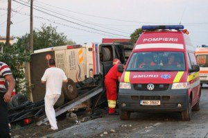 Patru persoane au ajuns la spital, după ce autocarul cu care călătoreau s-a răsturnat la Copălău