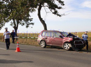 Lipsa de experienţă la volan şi-a spus cuvântul: O tânără s-a izbit cu maşina în copac la Cătămărăşti