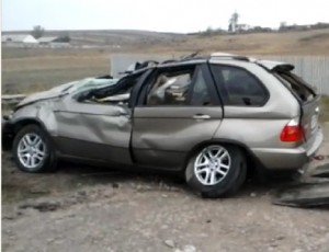 Tânără șoferiță ajunsă la spital după ce s-a dat pese cap cu un BMW X. Vezi cum arată mașina după accident! 