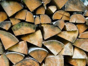 Familiile din Botoșani care au venituri scăzute primesc lemne de foc pentru încălzirea locuinţei