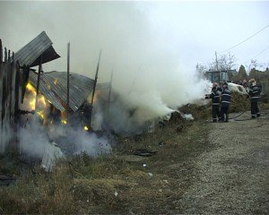 Incendiu de proporţii produs în această dimineaţă la un hambar din Stăuceni