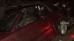 Trei tineri din Suceava au fost grav răniţi după ce maşina în care se aflau a derapat din cauza vitezei