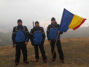 ZIUA NAŢIONALĂ A ROMÂNIEI: Drapelul naţional, arborat de jandarmi montani şi un salvamontist în Parângul Mare