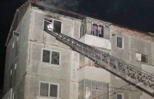 Botoşănean salvat de pompieri după izbucnirea unui incendiu în propriul apartament