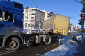 Accident ciudat pe Calea Națională din Botoșani! Un TIR şi-a pierdut remorca 