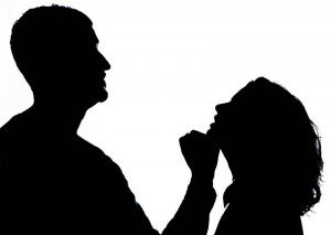 Bărbat cercetat pentru că siăa amenințat soacra și soția cu acte de violență