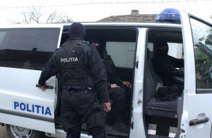 Percheziţie efectuată de poliţiştii dorohoieni la domiciliul unui tânăr din comuna George Enescu
