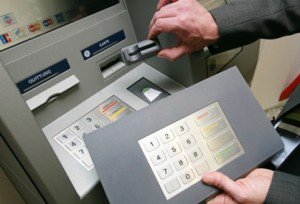 Doi români, acuzaţi de fraudă cu carduri bancare, arestaţi în SUA