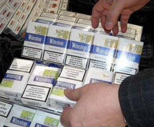 10000 ţigări de contrabandă identificate de poliţiştii rutieri, astăzi, într-un autoturism în trafic 