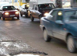 Primăria Iaşi a găsit o metodă prin care susţine că va rezolva problema gropilor: „decaparea” asfaltului