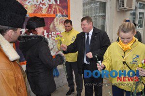 Viceprimarul Constantin Bursuc și național liberalii au împărţit 5.000 de flori femeilor din Dorohoi - FOTO