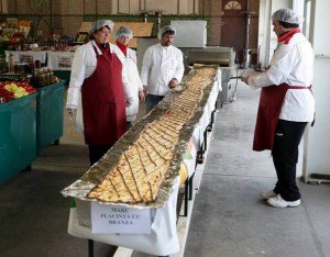 Bucătari din Botoșani au realizat cea mai lungă plăcintă cu brânză din lume