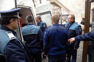 Doi tineri din Botoșani reţinuţi pentru comiterea unor furturi din locuinţe şi autoturisme