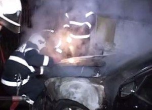 Maşină unui om de afaceri distrusă parţial într-un incendiu
