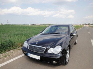 Accident la Cătămărăşti: Un Mercedes aflat în probe și care valorează peste 50.000 de euro, a fost puternic avariat
