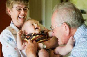 Bunicii care vor avea grijă de nepoţi ar putea fi plătiţi