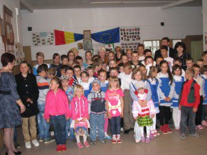 Senatorul Doina Federovici împreună cu reprezentanți OFSD Botoșani au oferit peste 100 de cadouri copiilor din Ionășeni