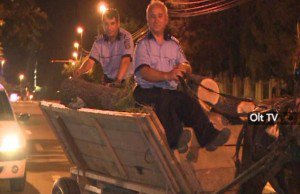 Azi în România: Poliţiştii, cu căruța prin oraş