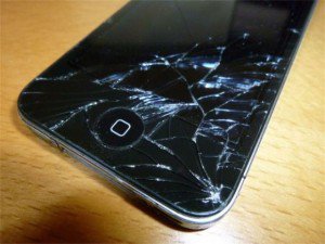 Ce strica cel mai des românii la iPhone și cât timp le ia să-l repare?