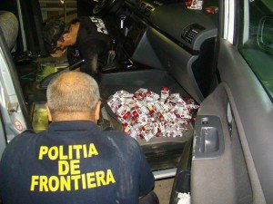 Trei autoturisme „căptuşite” cu peste 6.000 pachete ţigări de contrabandă depistate de poliţiştii de frontieră