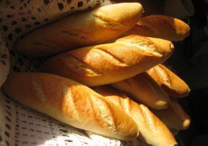 Guvernul va adopta astăzi, o ordonanţă simplă privind TVA de 9 la sută pentru pâine 