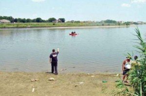 O fetiţă de 12 ani, aflată cu părinţii la picnic, s-a înecat în Siret
