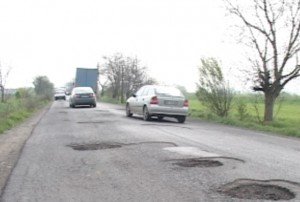 Drumurile stricate din Botoșani vor fi expertizate de profesori universitari din Iaşi 