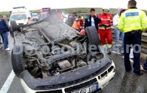 Accident grav ! Trei răniţi, după ce o maşină cu numere de Botoșani s-a răsturnat pe un pod