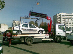 Se întâmplă în România. Ce maşină a poliției a fost ridicată de „hingheri”