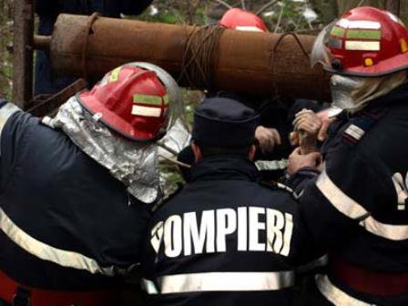 Pompierii botoșăneni solicitați pentru scoaterea cadavrului unui tânăr de 21 de ani dintr-o fântână