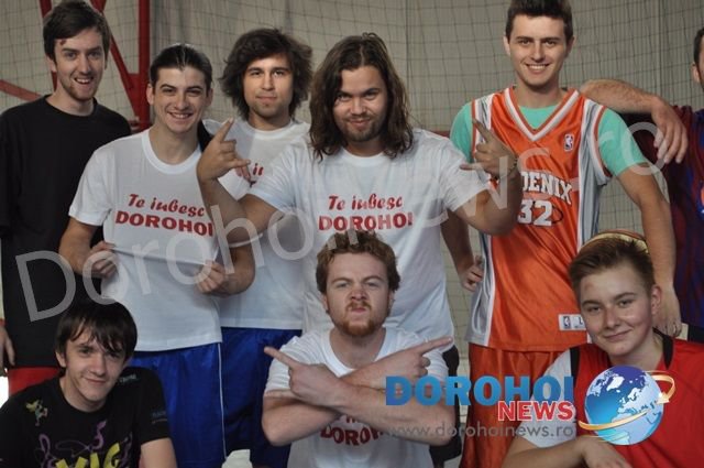 Bosquito la Dorohoi: Radu Almășan și colegii săi s-au relaxat la un meci de baschet înainte de concert – FOTO