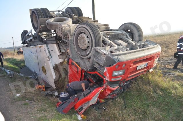 Șofer încarcerat după ce un autotren plin cu cereale s-a răsturnat în localitatea Carasa - Corlăteni – VIDEO/FOTO