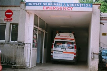 O femeie a intrat în stop cardio-respirator, după care a murit în ambulanţă, chiar în curtea Spitalului Judeţean