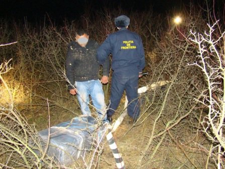 Focuri de armă şi 5.000 pachete ţigări de contrabandă confiscate de polițiștii de frontieră