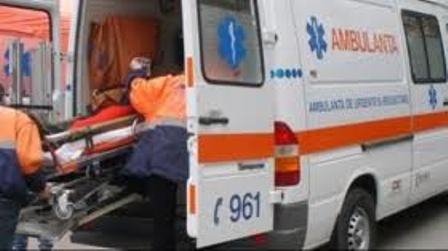 Un angajat al unei societăți a ajuns de urgență la spital după ce și-a prin mâna într-un valț al morii de porumb